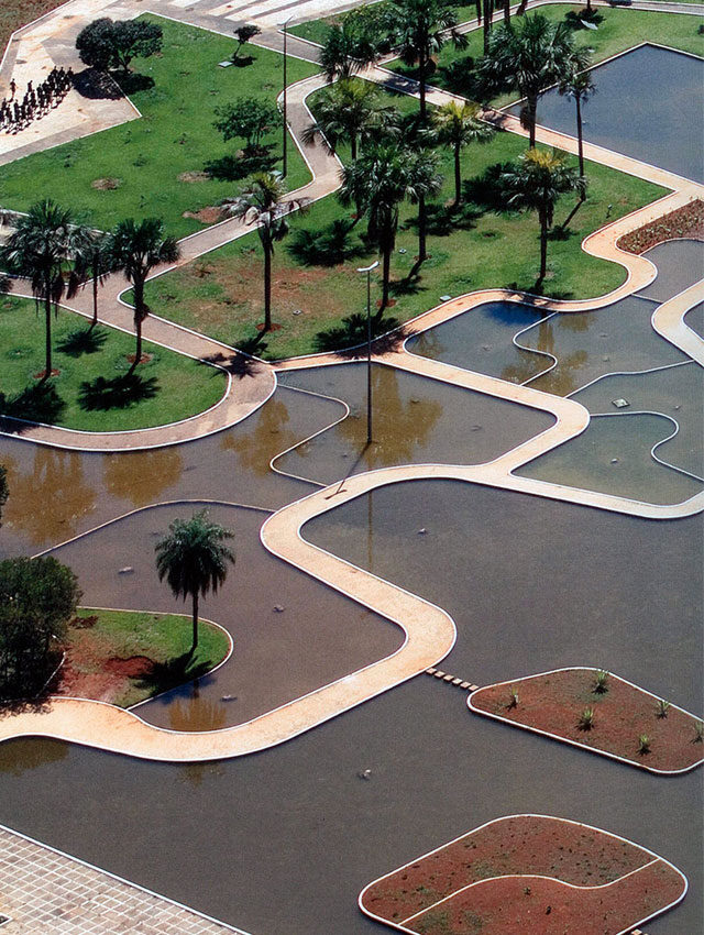 Jardín de Roberto Burle Marx visto desde el aire, con formas orgánicas de colores