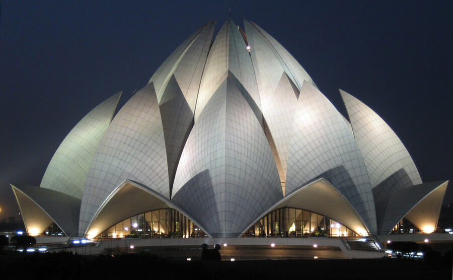 Lotus Temple de Nueva Delhi iluminado de noche