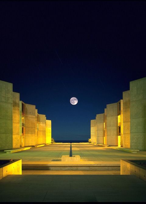 Patio del Instituto Salk al anochecer