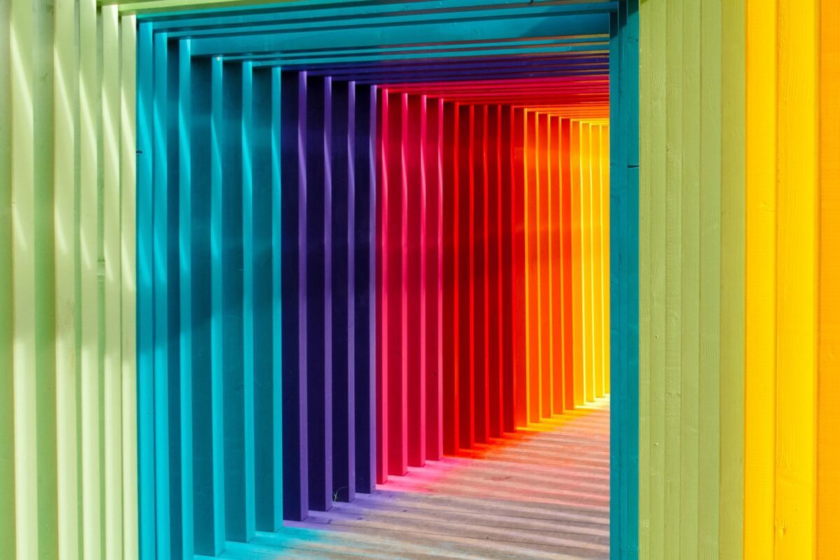 Instalación interior en la que el color define la percepción del espacio