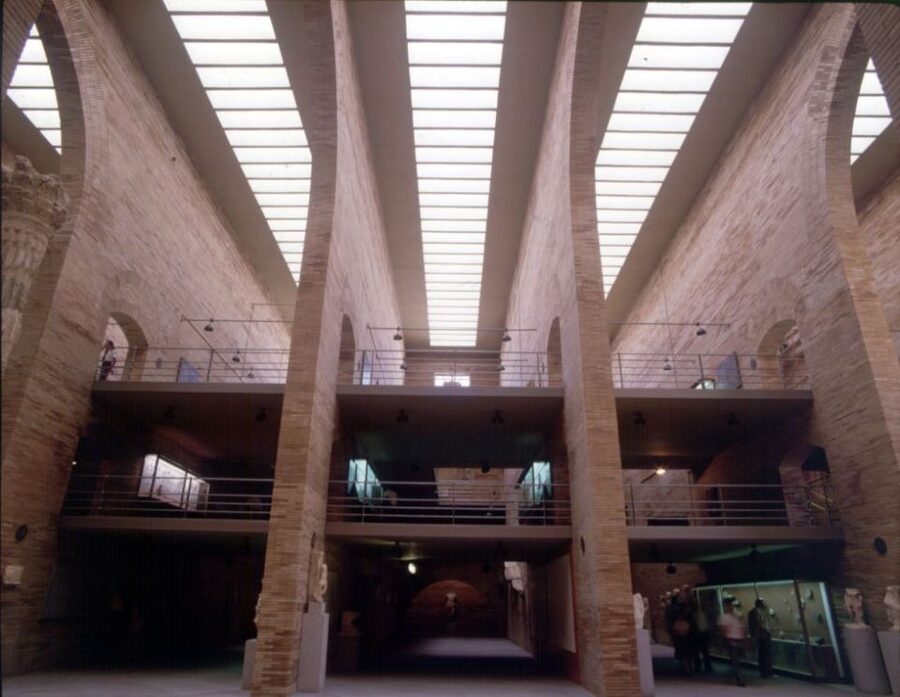 Interior de hormigón atravesado por haces de luz natural