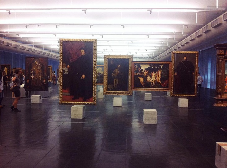 Pinturas expuestas sobre caballetes de vidrio y bases de hormigón en el MASP