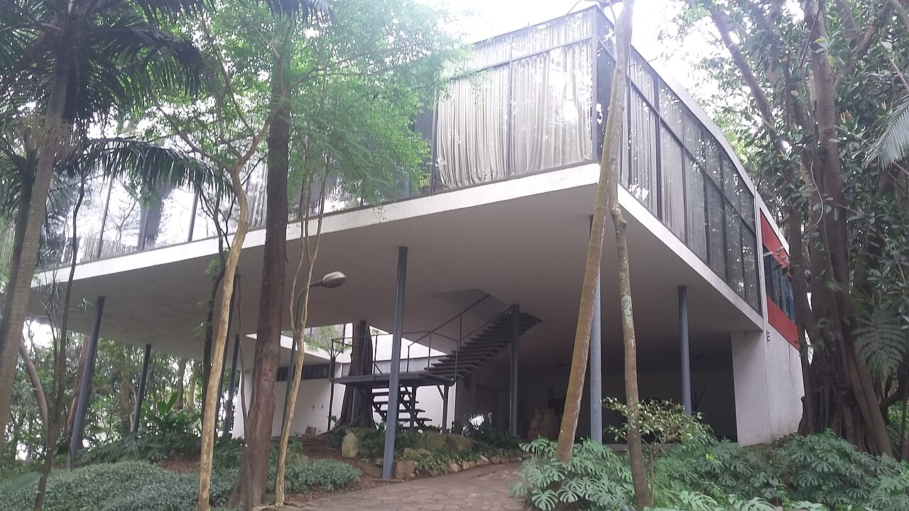 Escalera de acceso y pilares bajo el volumen de la Casa de Vidro