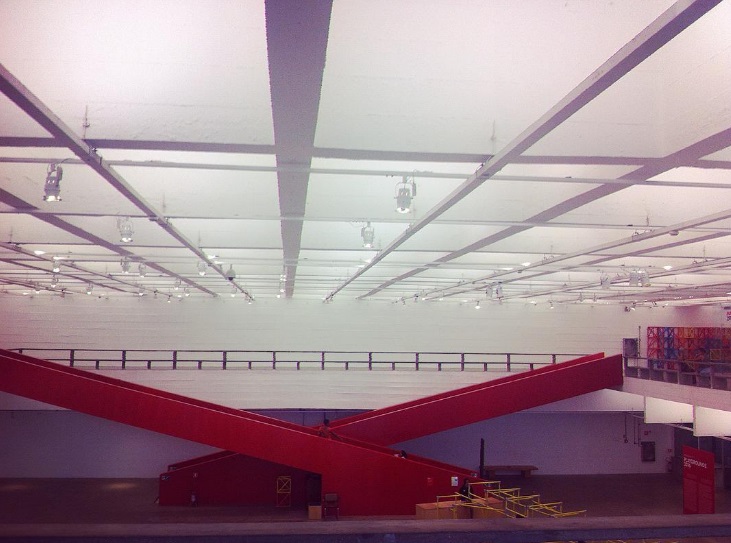 Escaleras rojas cruzadas en el interior del MASP