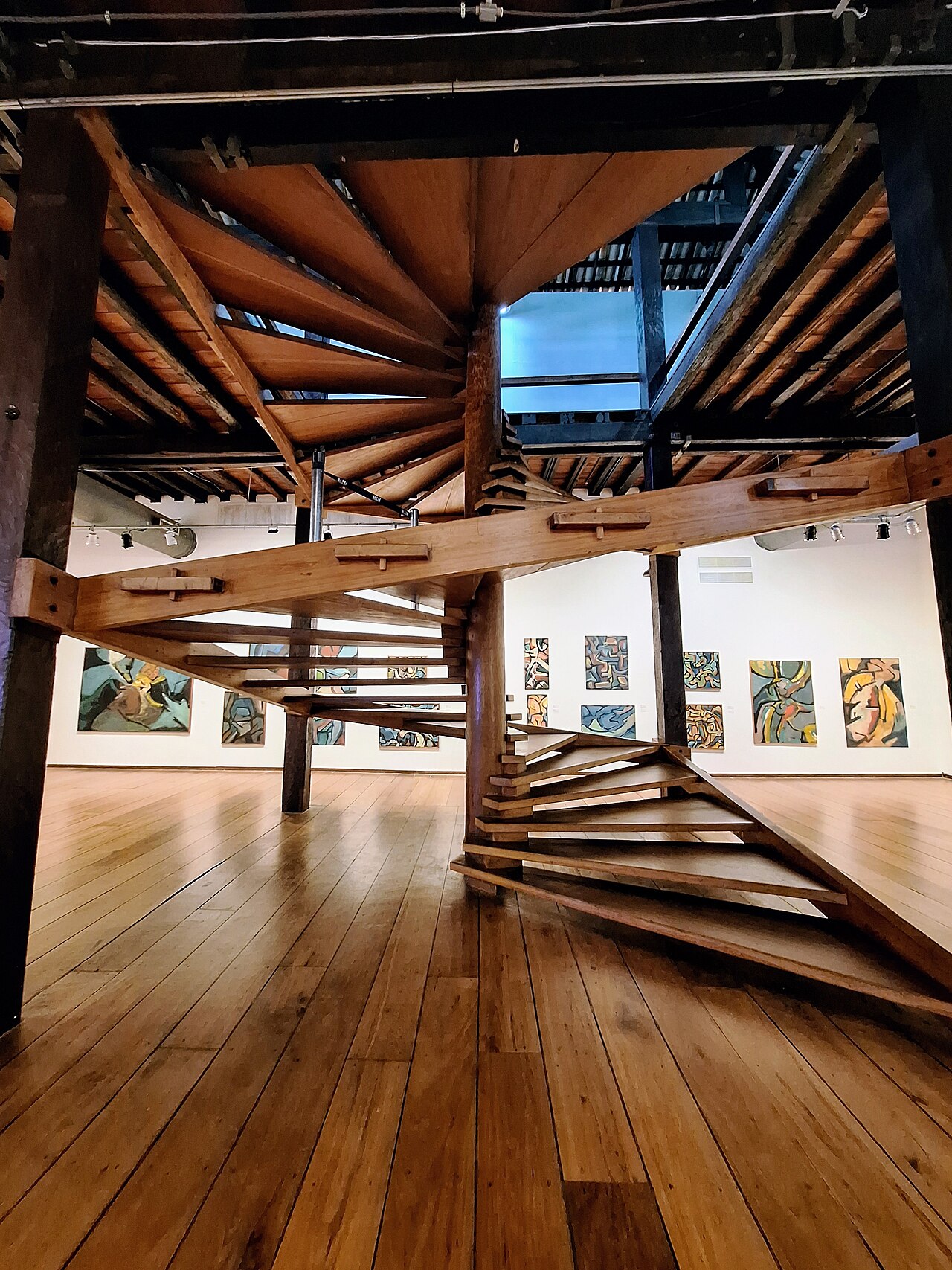 Escalera helicoidal de madera diseñada por Lina Bo Bardi en el Solar do Unhão