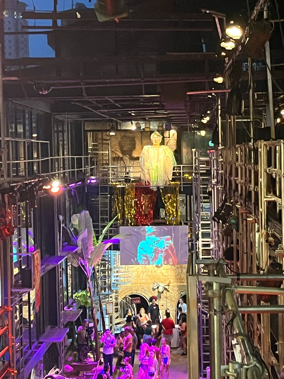 Interior del Teatro Oficina durante un evento, con galerías laterales de estructura metálica