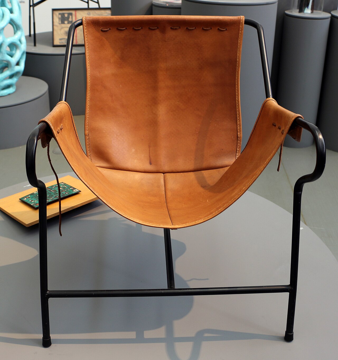Sillón Tripé de Lina Bo Bardi, con estructura negra y asiento de cuero