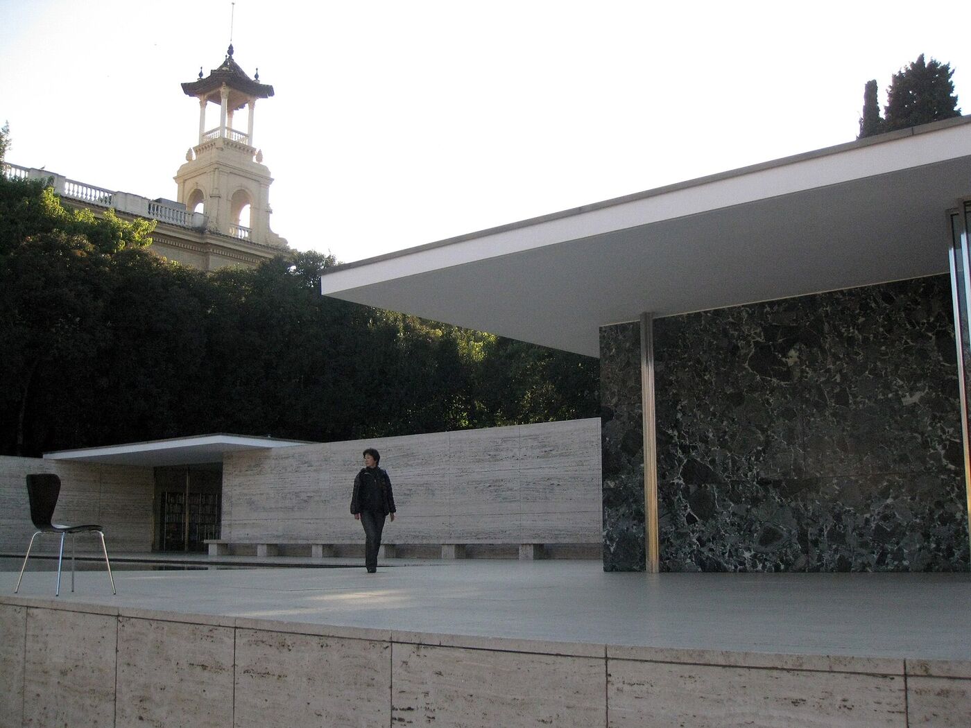 Interior del Pabellón de Barcelona con el muro de ónice