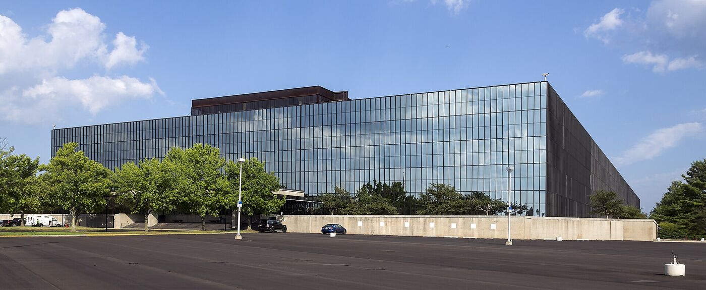 Bell Labs Holmdel, edificio de vidrio espejado proyectado por el estudio de Eero Saarinen