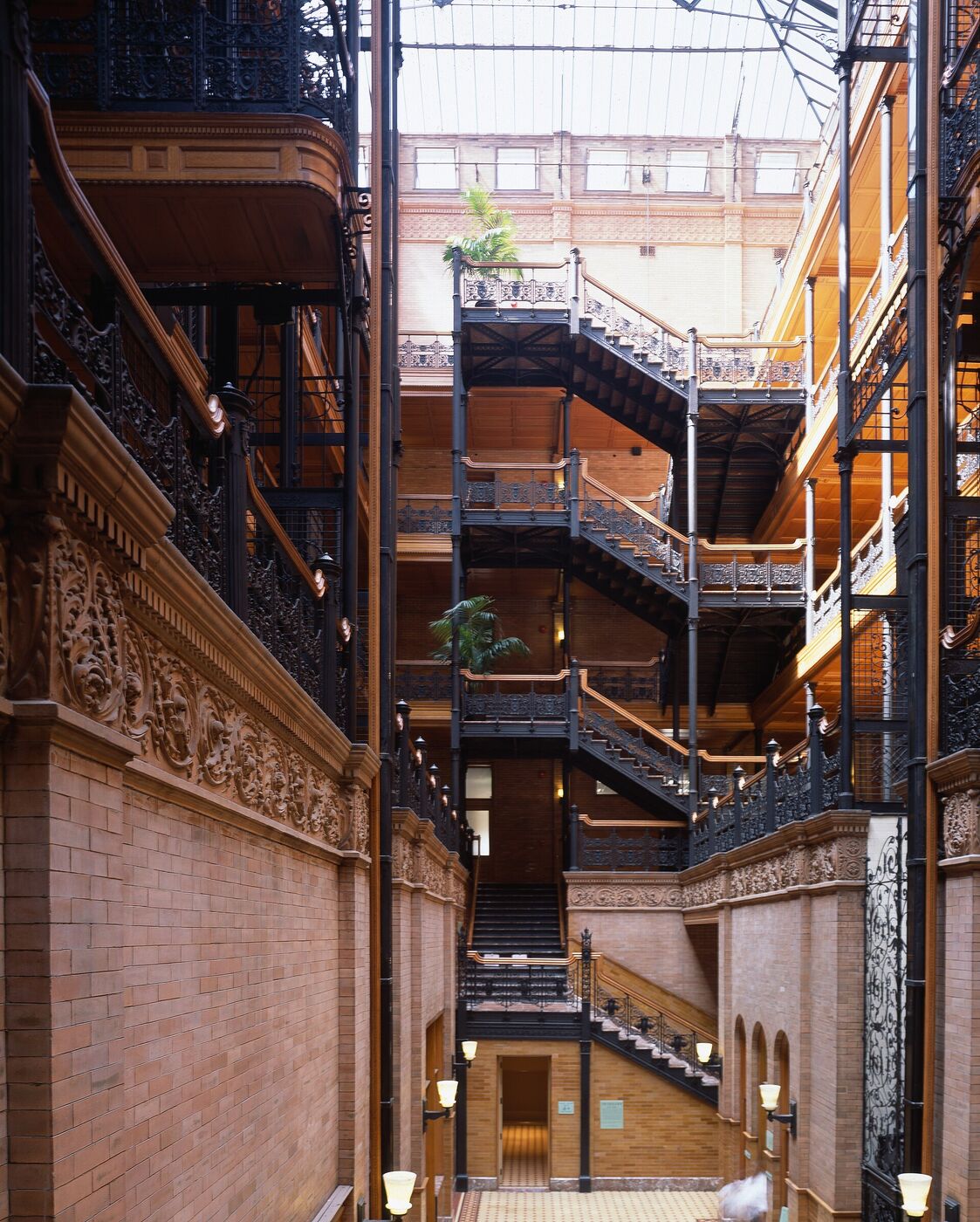 Interior del Bradbury Building con sus escaleras y ascensores de hierro