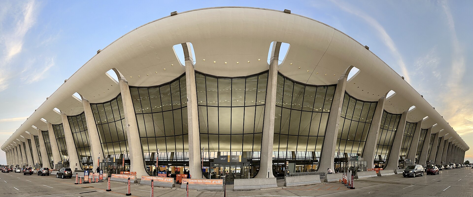 Terminal principal del aeropuerto de Dulles, con la cubierta colgada entre pilares inclinados