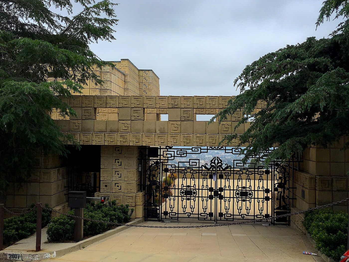 Detalle de los bloques de hormigón decorados de la Ennis House