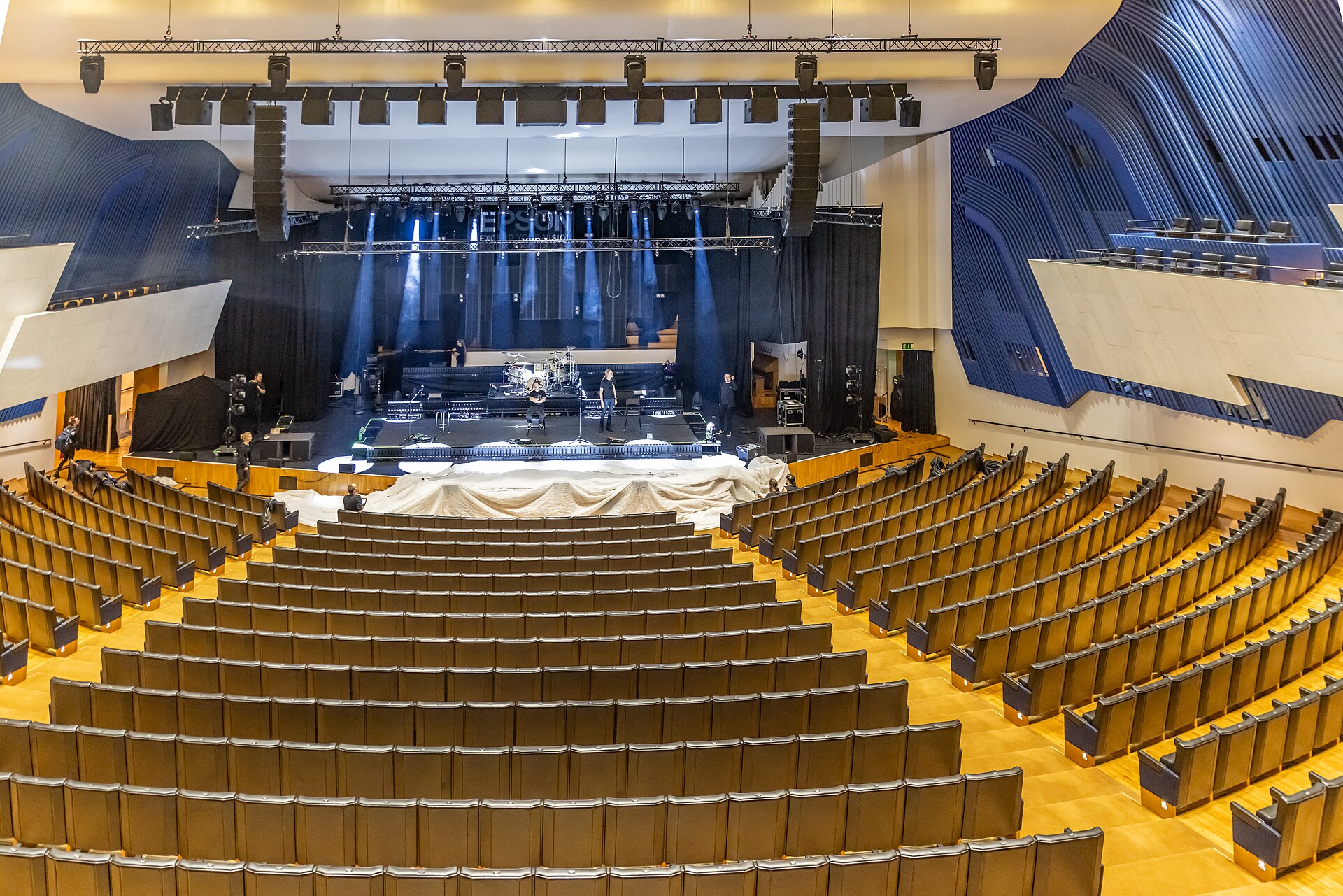 Finlandia Hall de Helsinki, revestido de mármol blanco, obra de Alvar Aalto