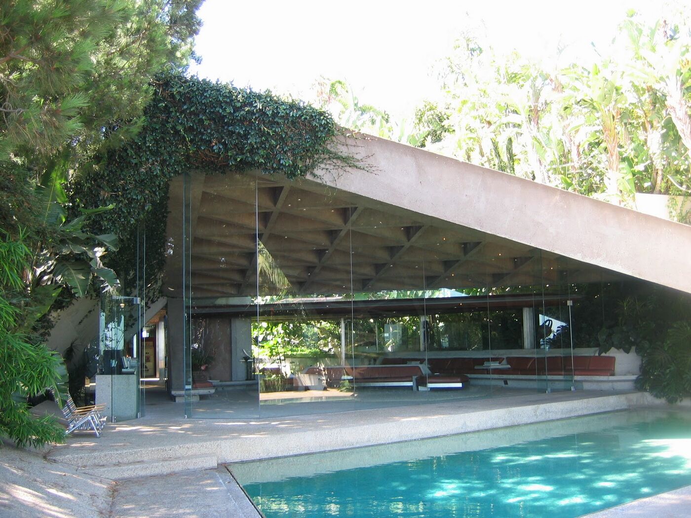 Casa Sheats-Goldstein de John Lautner, con su cubierta inclinada de hormigón
