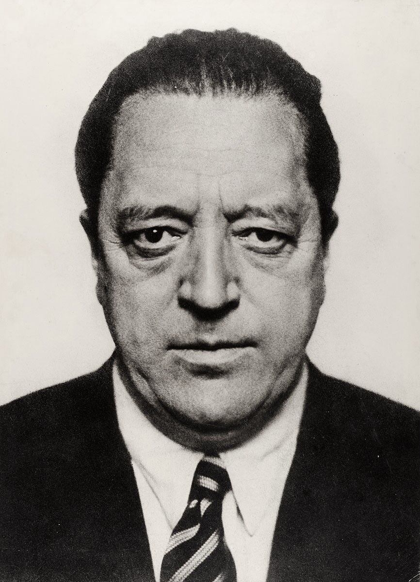 Retrato fotográfico de Ludwig Mies van der Rohe en 1934