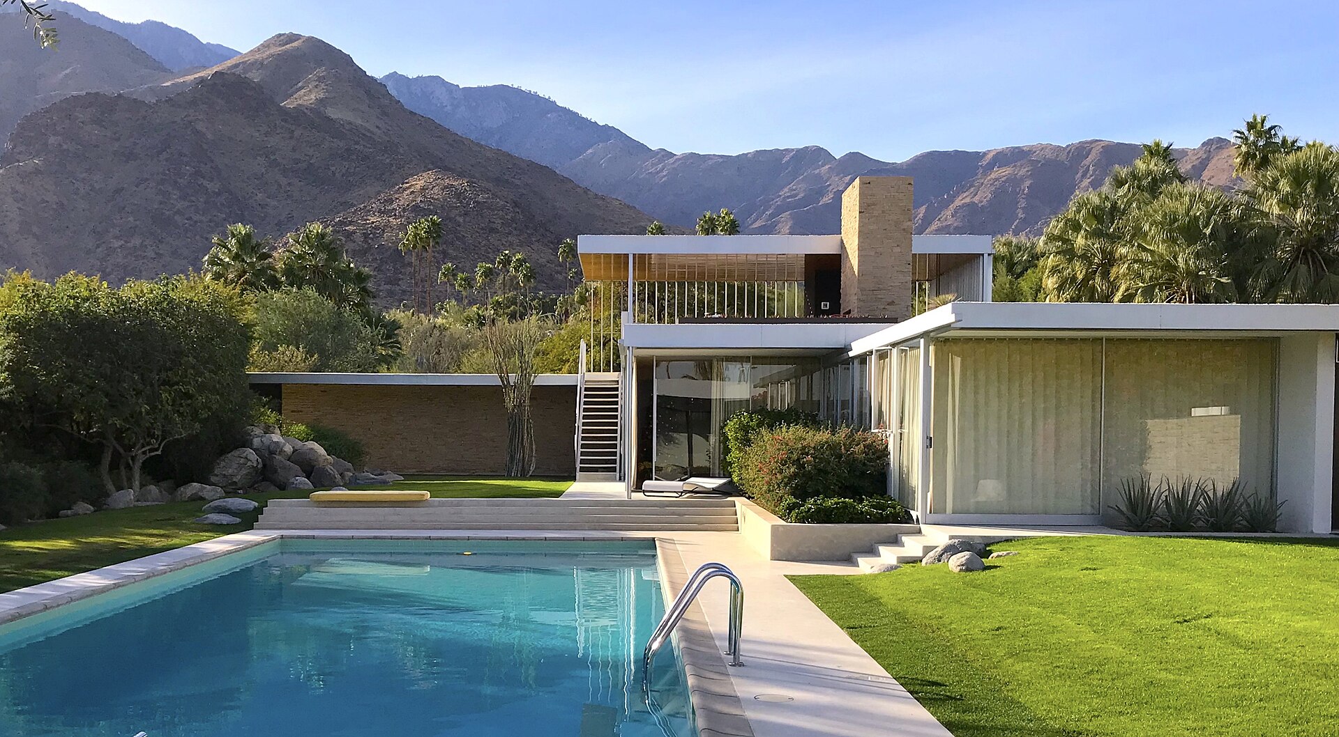 Detalle de la Kaufmann Desert House, con los planos de cubierta volados sobre el vidrio