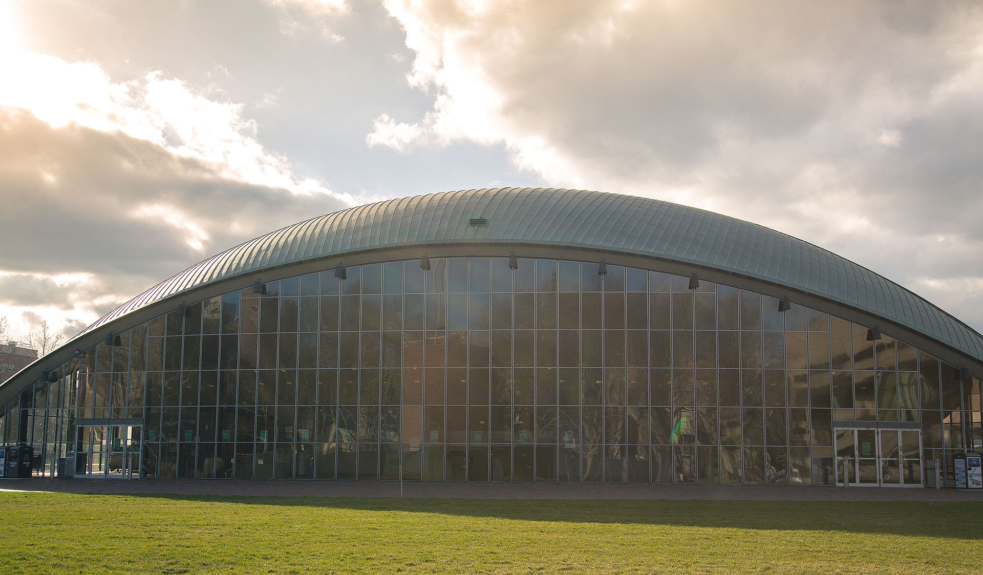 Auditorio Kresge del MIT, cúpula de hormigón apoyada en tres puntos