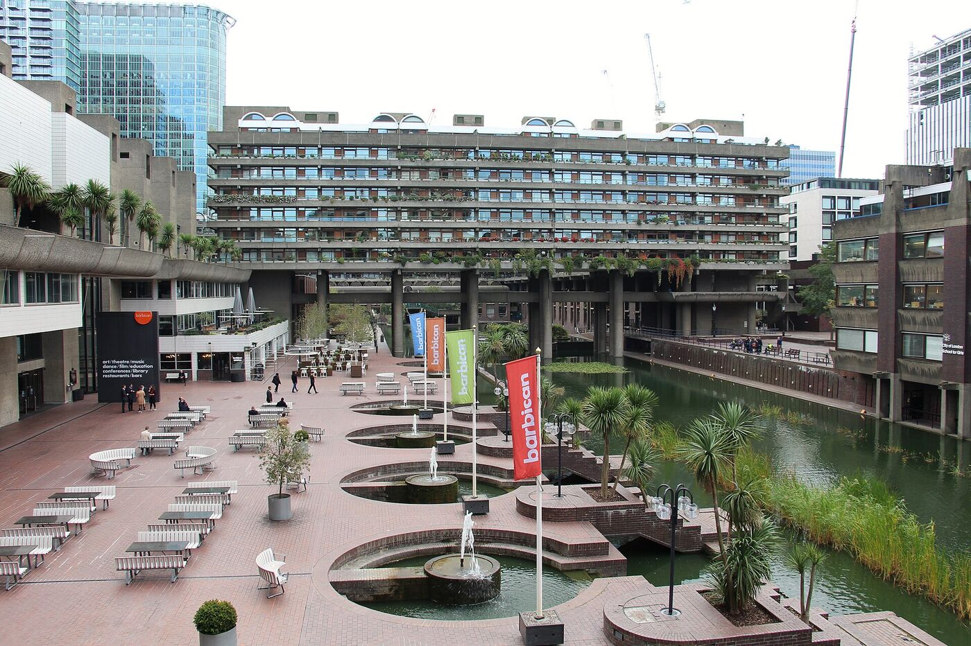 Torres y lámina de agua del Barbican Estate de Londres