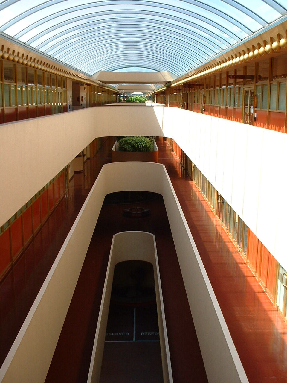 Interior con arcos del Marin County Civic Center