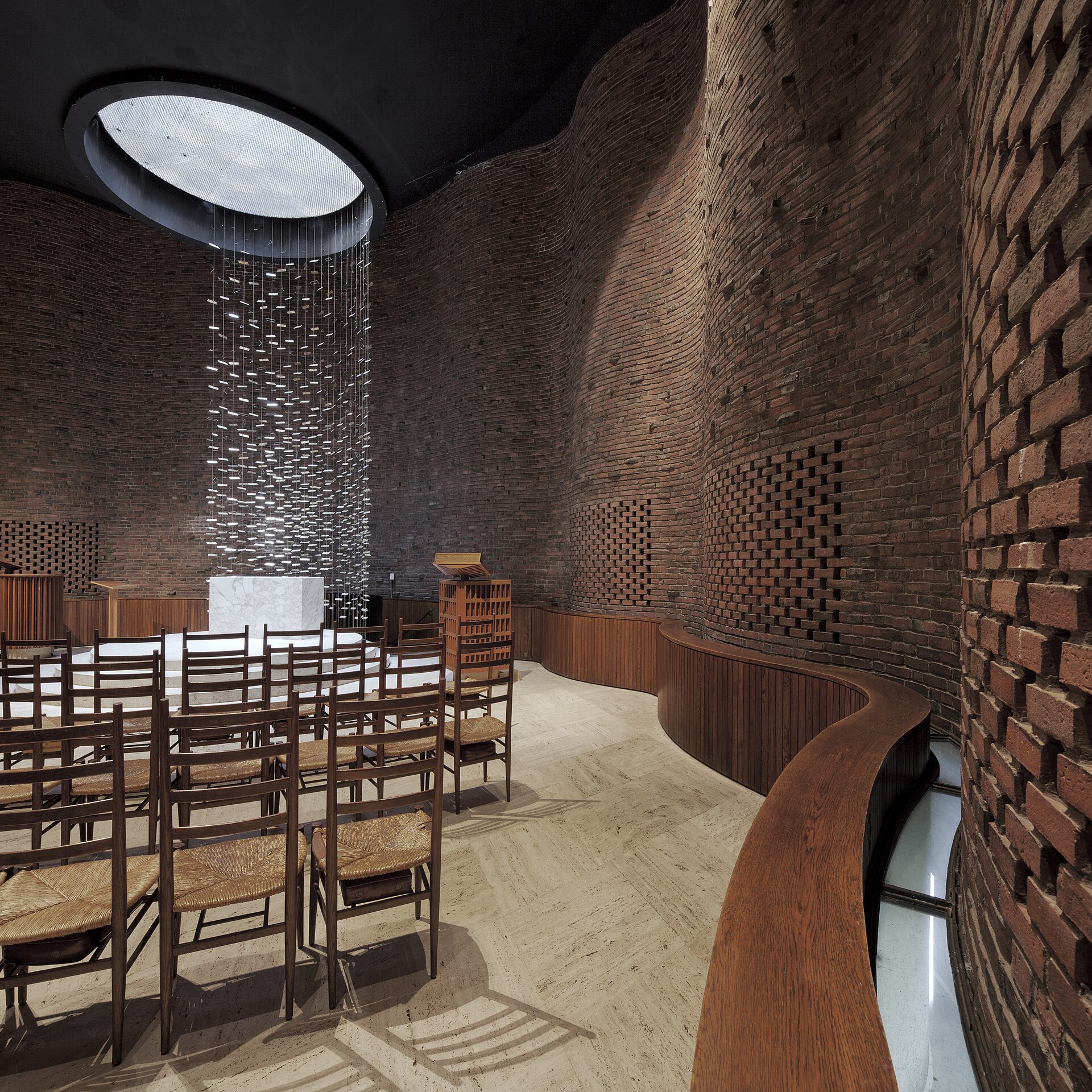 Capilla del MIT de Eero Saarinen, cilindro de ladrillo sin ventanas