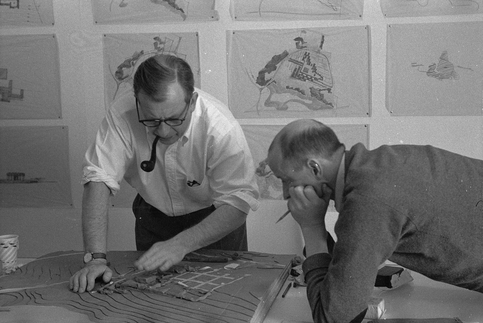 Eero Saarinen junto a Kevin Roche en el estudio de Bloomfield Hills
