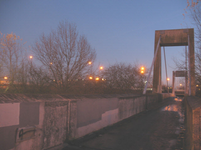 Pasarela de hormigón en el barrio de Thamesmead, Londres