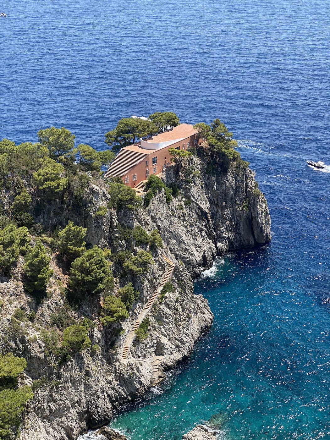 Casa Malaparte vista desde arriba, con su escalinata trapezoidal