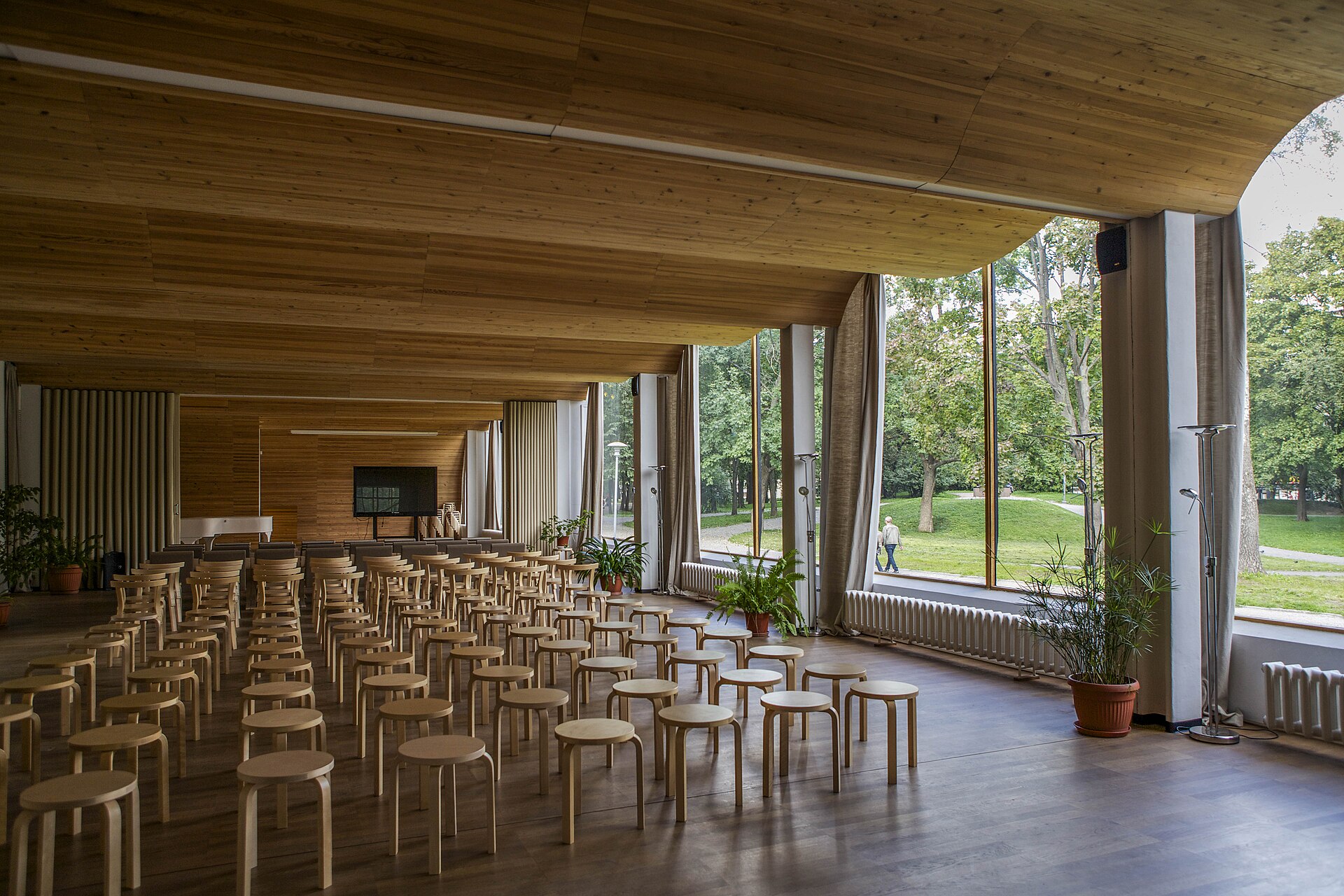 Sala de lectura de la biblioteca de Vyborg, con los lucernarios circulares en el techo